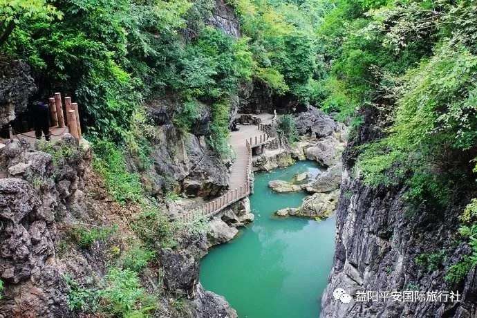 貴州黃果樹大瀑布、梵凈山、西江千戶苗寨、荔波大小七孔、鎮(zhèn)遠(yuǎn)古城遵義會(huì)議會(huì)址、息烽集中營汽車七日游